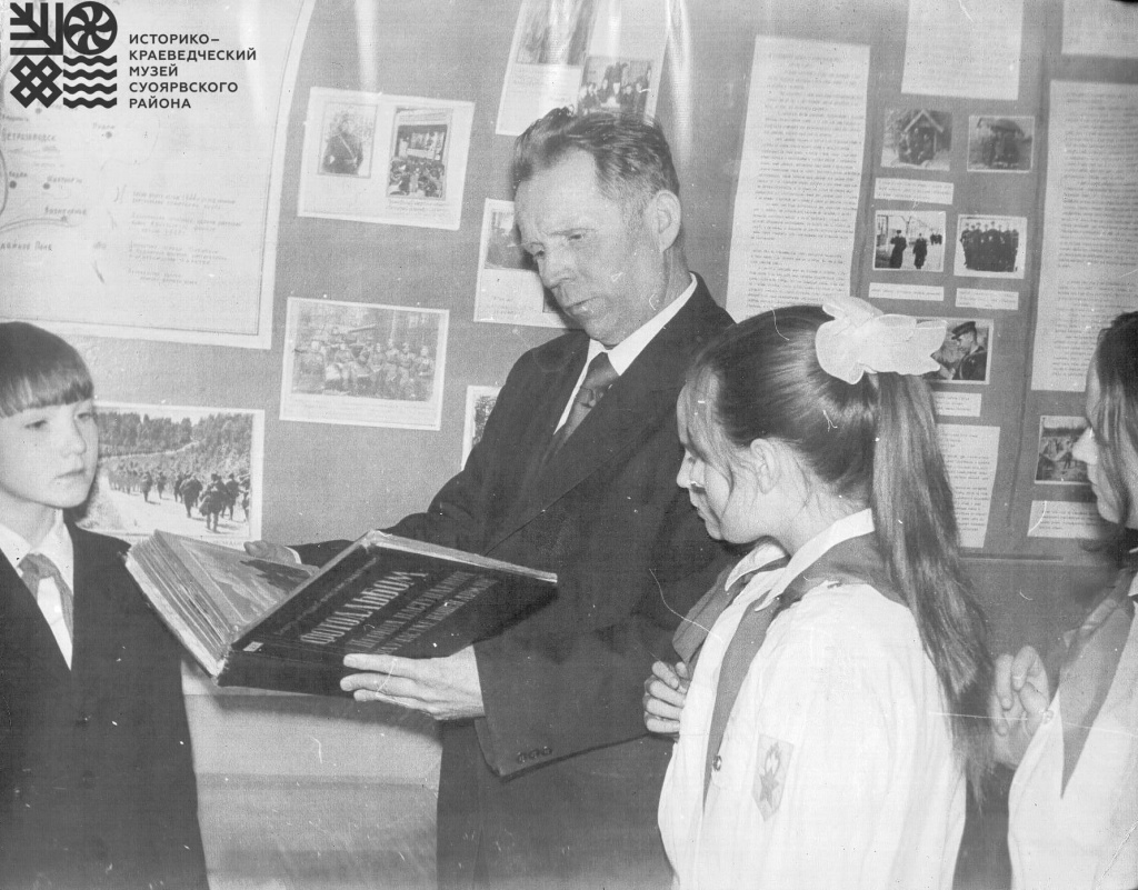 3_Спиридонов А.А. с пионерами в школьном музее Боевой Славы, 1970-е гг._SIKM-36.jpg