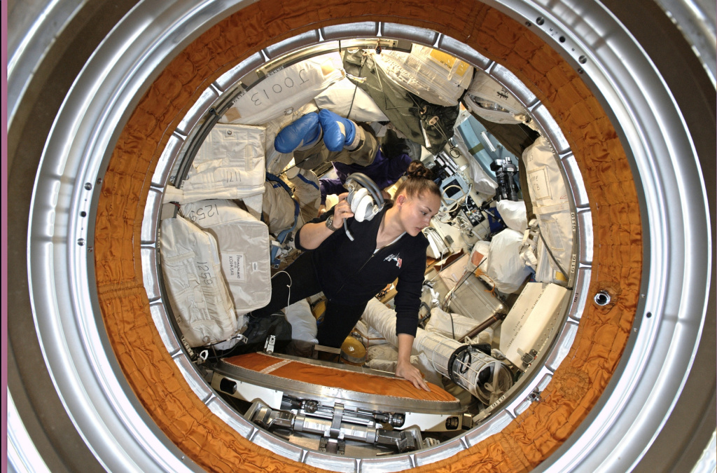Елена Серова за работой на Международной космической станции. Декабрь 2014 года.jpg
