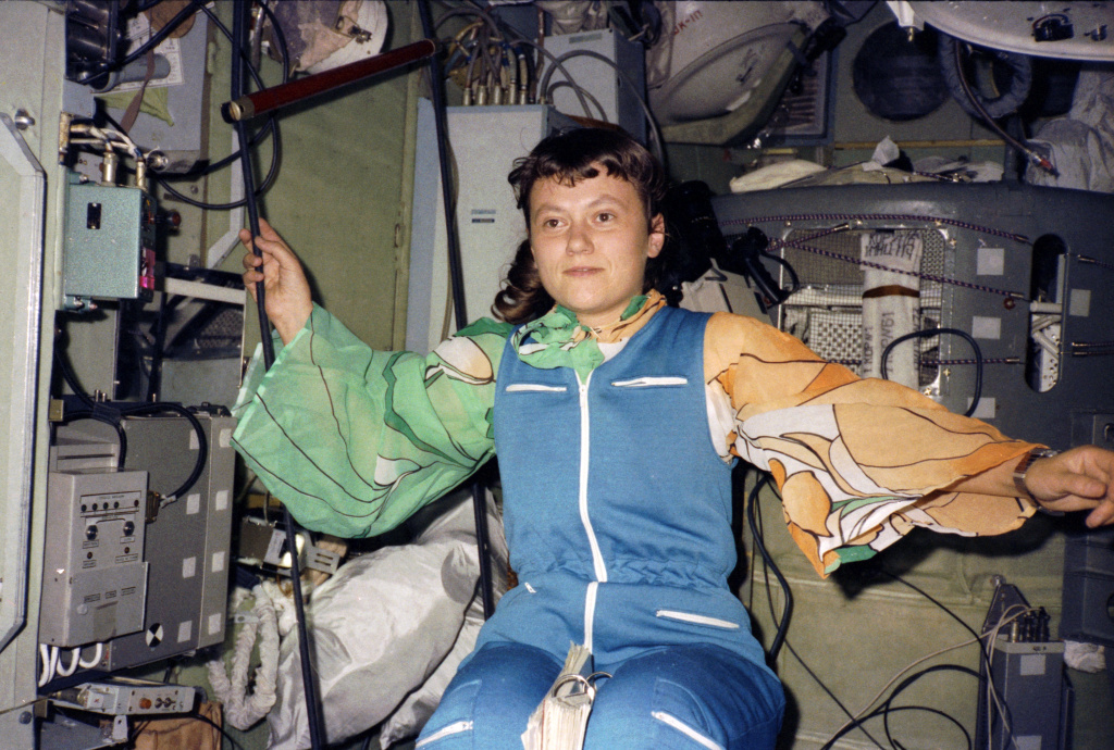 5.Космонавт Светлана Савицкая на борту орбитальной станции «Салют-7». Август 1982 года.jpg