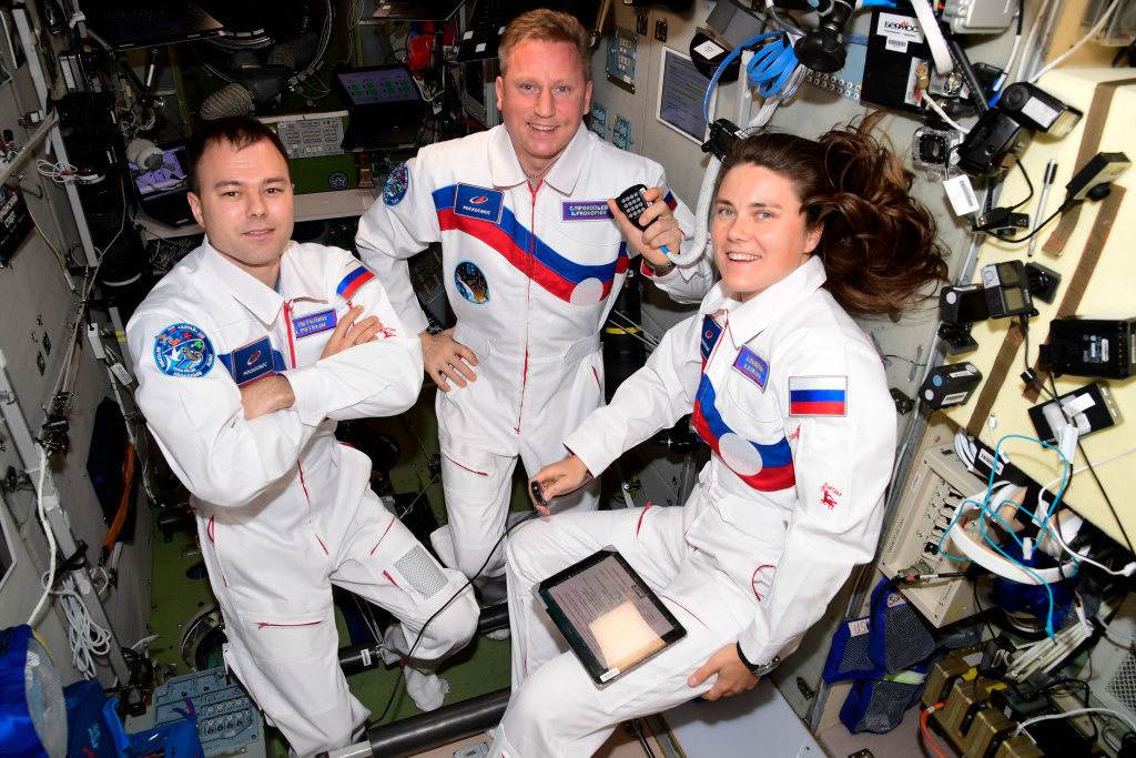 Российские космонавты Дмитрий Петелин, Сергей Прокопьев и Анна Кикина во время сеанса связи с Землей. 30 октября 2022 года.jpg
