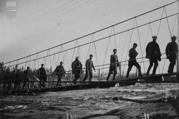 На работу через висячий мост. 2 июля 1932 года