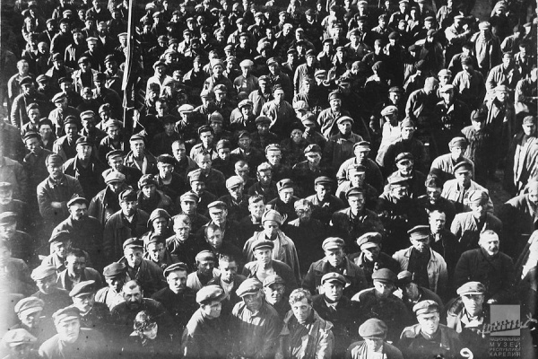 Митинг в 1-м лагерном пункте, посвященный приказам начальника строительства т. Когана № 28 и № 29. 1 июля 1932 года